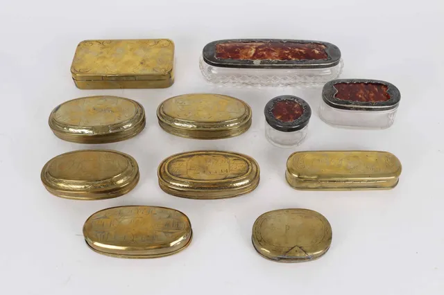 A collection of snuff boxes and tins, 18th/19th century (11)