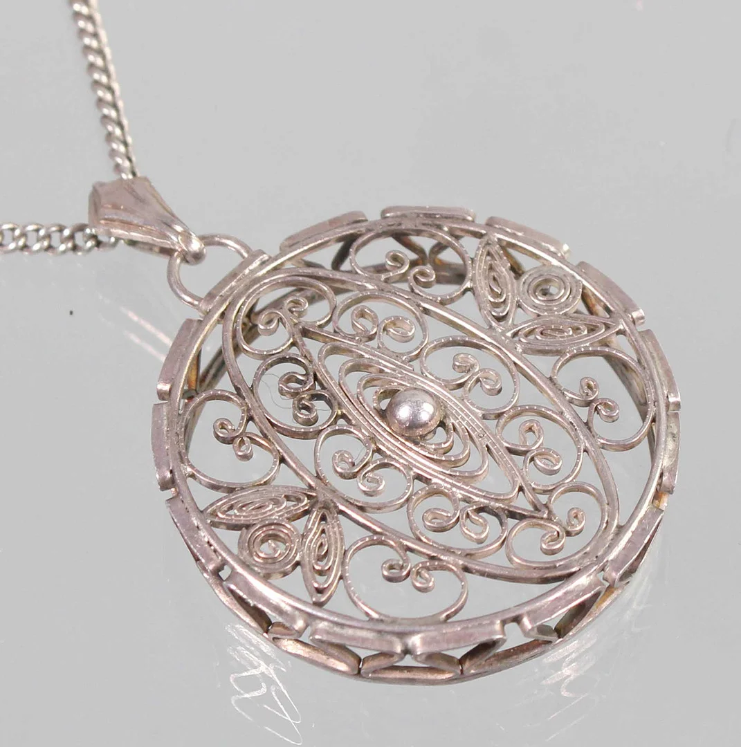 FILIGRAN ANHÄNGER AN KETTE, SILBER 835. — Brooches & Pendants — Auktionshaus Bossard