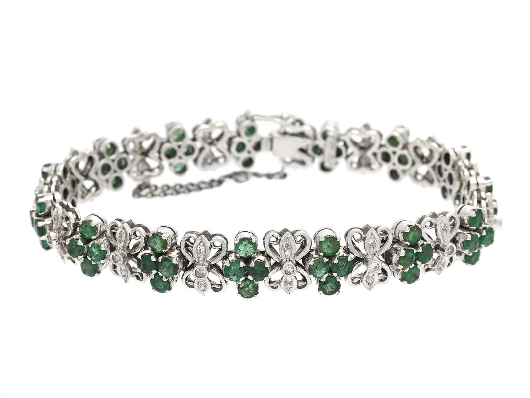 ARMBAND, 18K vitguld, smaragder, åttkantslipade diamanter ca 0,45 ctv, längd 19 cm, vikt, 24,2 g, säkerhetskedja, en smaragd saknas. — Smycken/Armband — Kaplans