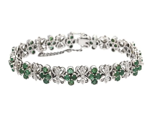ARMBAND, 18K vitguld, smaragder, åttkantslipade diamanter ca 0,45 ctv, längd 19 cm, vikt, 24,2 g, säkerhetskedja, en smaragd saknas.
