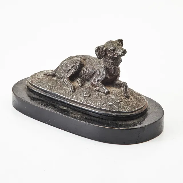 SKULPTUR, omkring 1900, hund, patinerad metall.