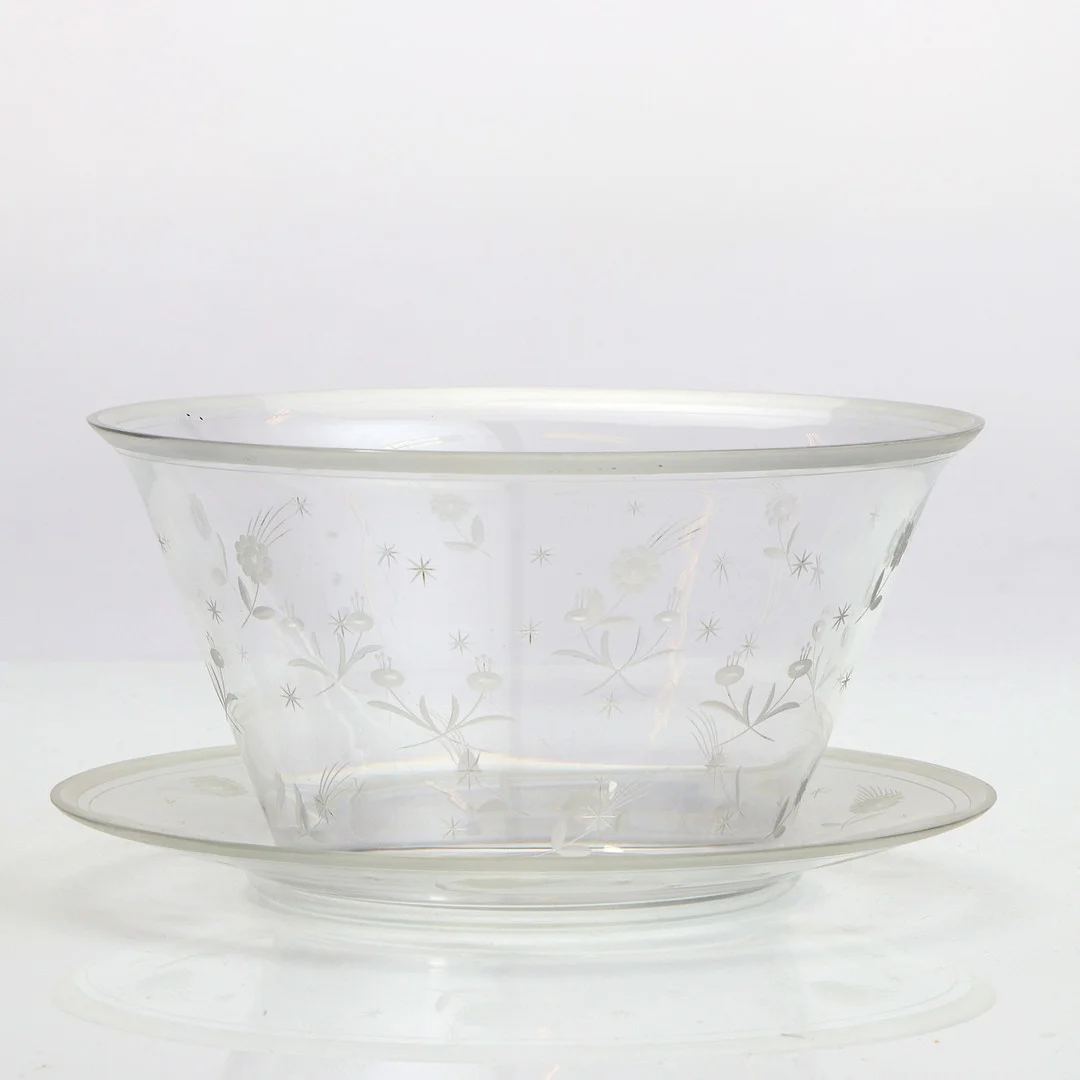 EDWARD HALD. SKÅL PÅ FAT. Glas med slipad dekor. Orrefors. Signerad: Of. H. 424.24. KR. — Art glass — Skånes Auktionsverk