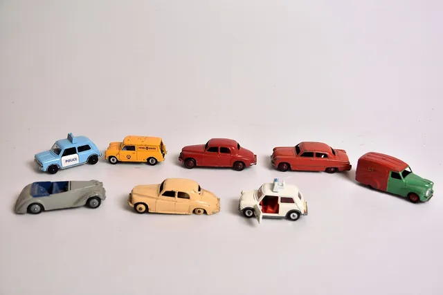 MODELLBILAR 8 st Dinky Toys.