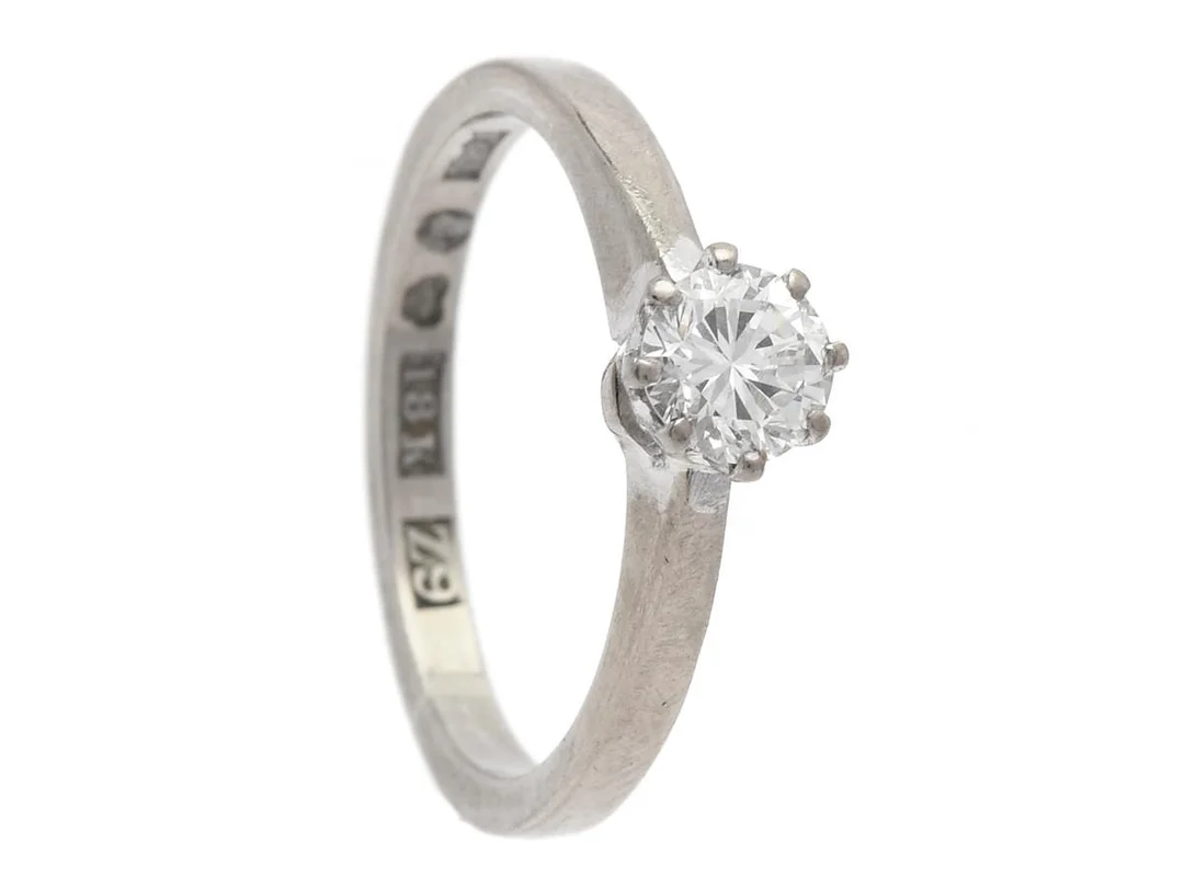 ENSTENSRING, 18K vitguld, briljantslipad diamant 0,43 ct, ca TCr(I)/nagg på kuletten i övrigt väldigt små orenheter, Stockholm 1974, stl 16,5 mm, vikt 3,2 g. — Smycken/Enstensring — Kaplans