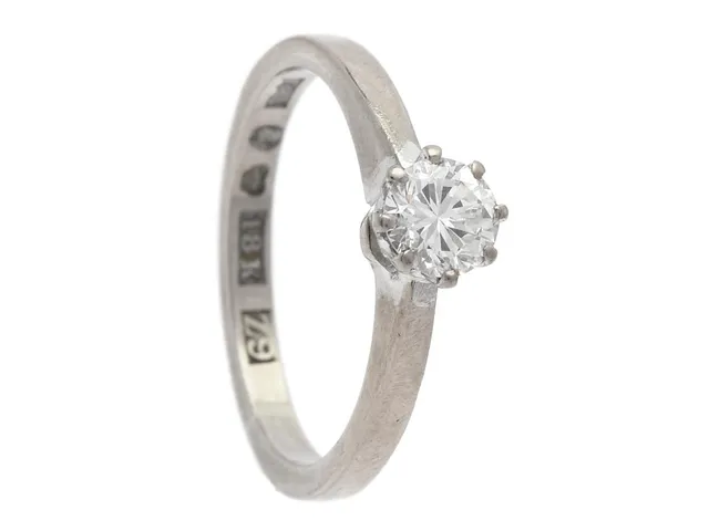 ENSTENSRING, 18K vitguld, briljantslipad diamant 0,43 ct, ca TCr(I)/nagg på kuletten i övrigt väldigt små orenheter, Stockholm 1974, stl 16,5 mm, vikt 3,2 g.