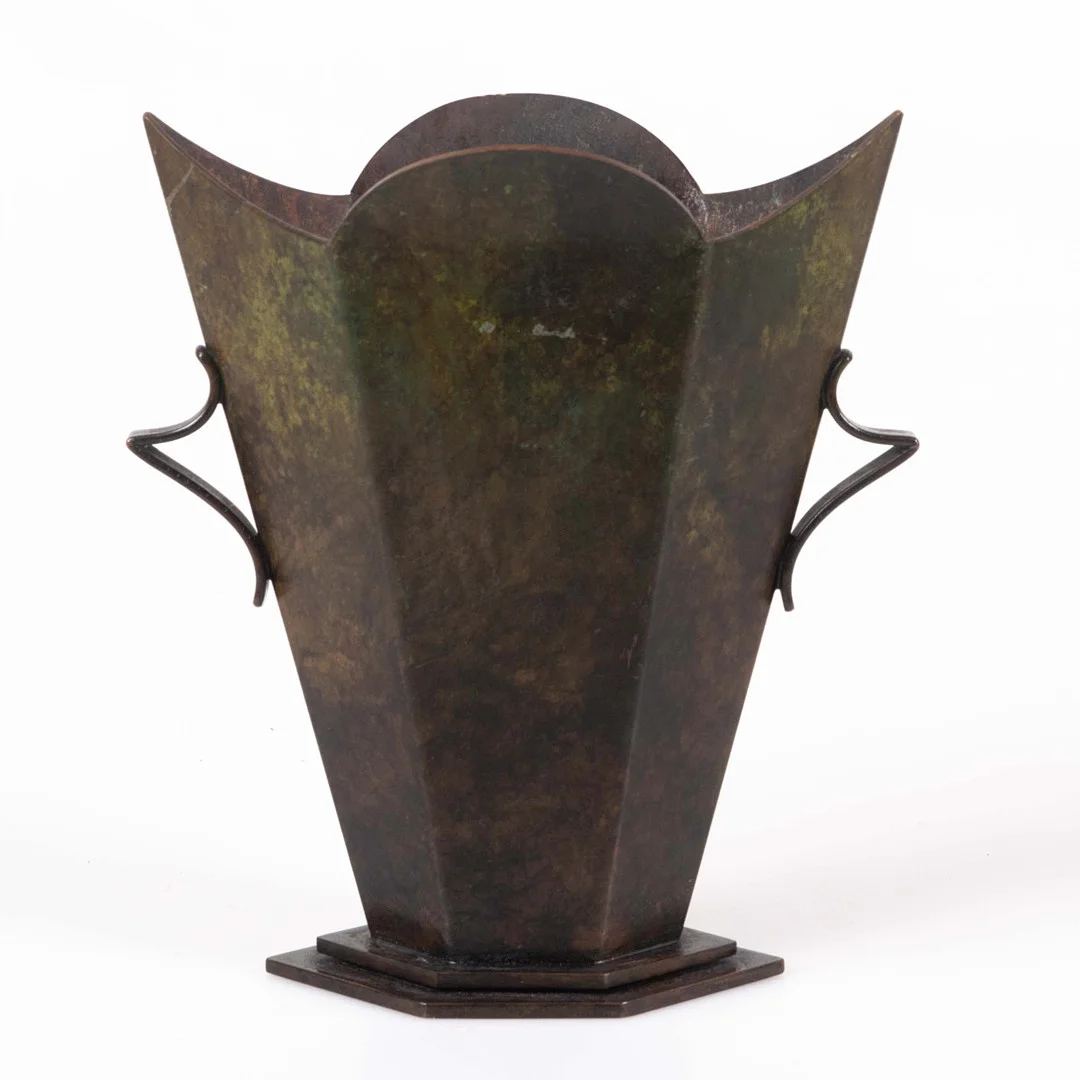 HOLGER FRIDERICIAS. Vas, brons, ”ILDFAST”, Art Deco, Danmark, 1900-talets första hälft. — Other metals — Laholms Auktionskammare