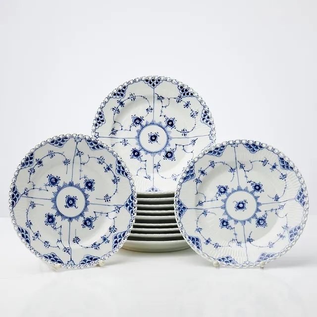ROYAL COPENHAGEN. Tallrikar, 12 st, Musselmalet, helblond / full lace, nr 1085, datering 1969-74.