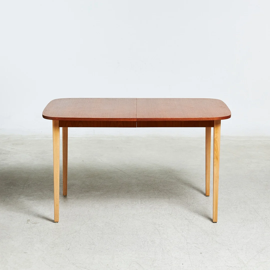 MATBORD, 2 iläggsskivor, skiva i teakfaner, ben i lövträ, 1900-talets andra hälft. — Tables — Stockholms Auktionsverk Sickla