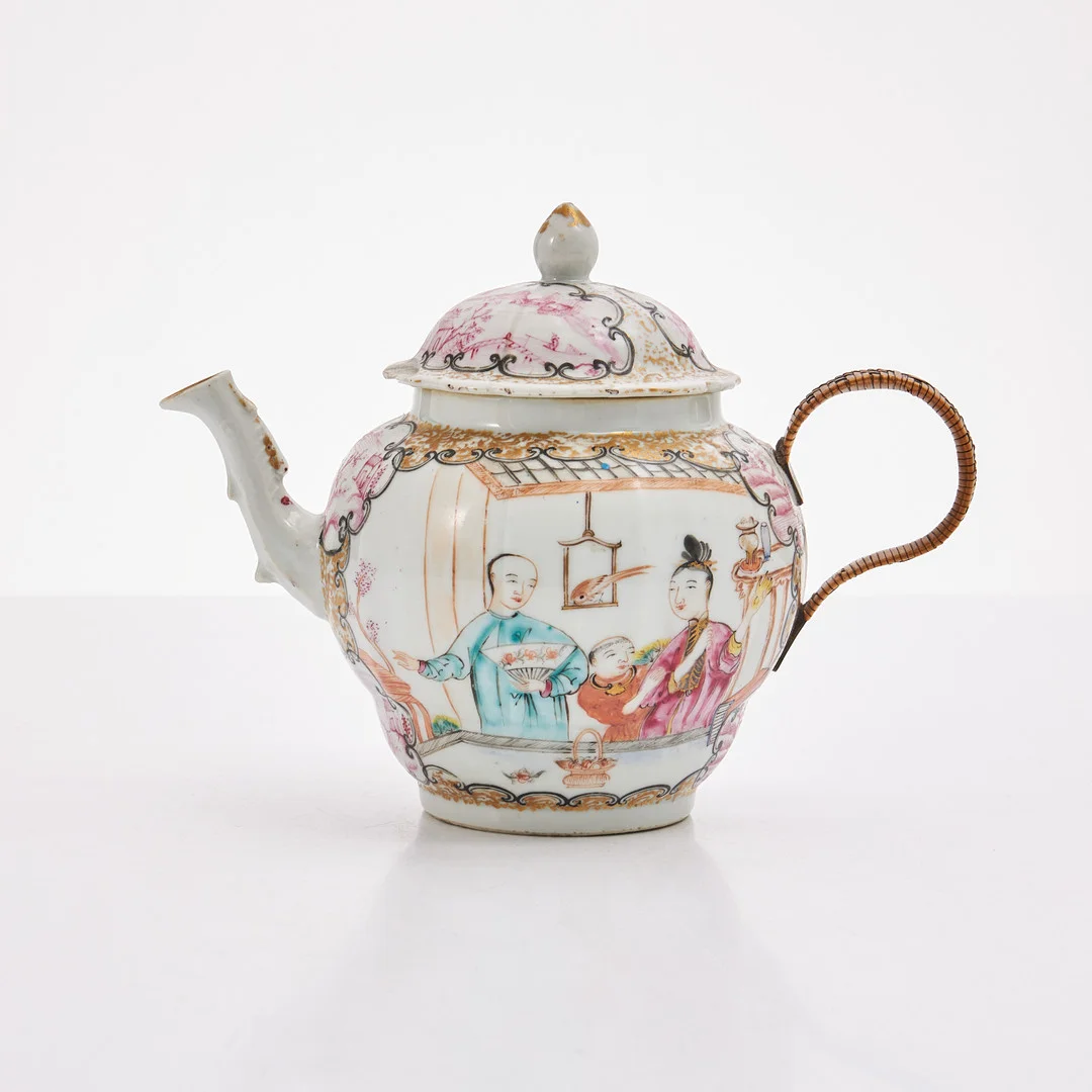 TEKANNA, porslin, Kina, Qianlong (1736-1795), mandarinporslin, dekor av kartuscher med figurscen och flodlandskap i emaljfärger, järnoxid, sepia, magenta samt guld. — Oriental — Stockholms Auktionsverk Magasin 5