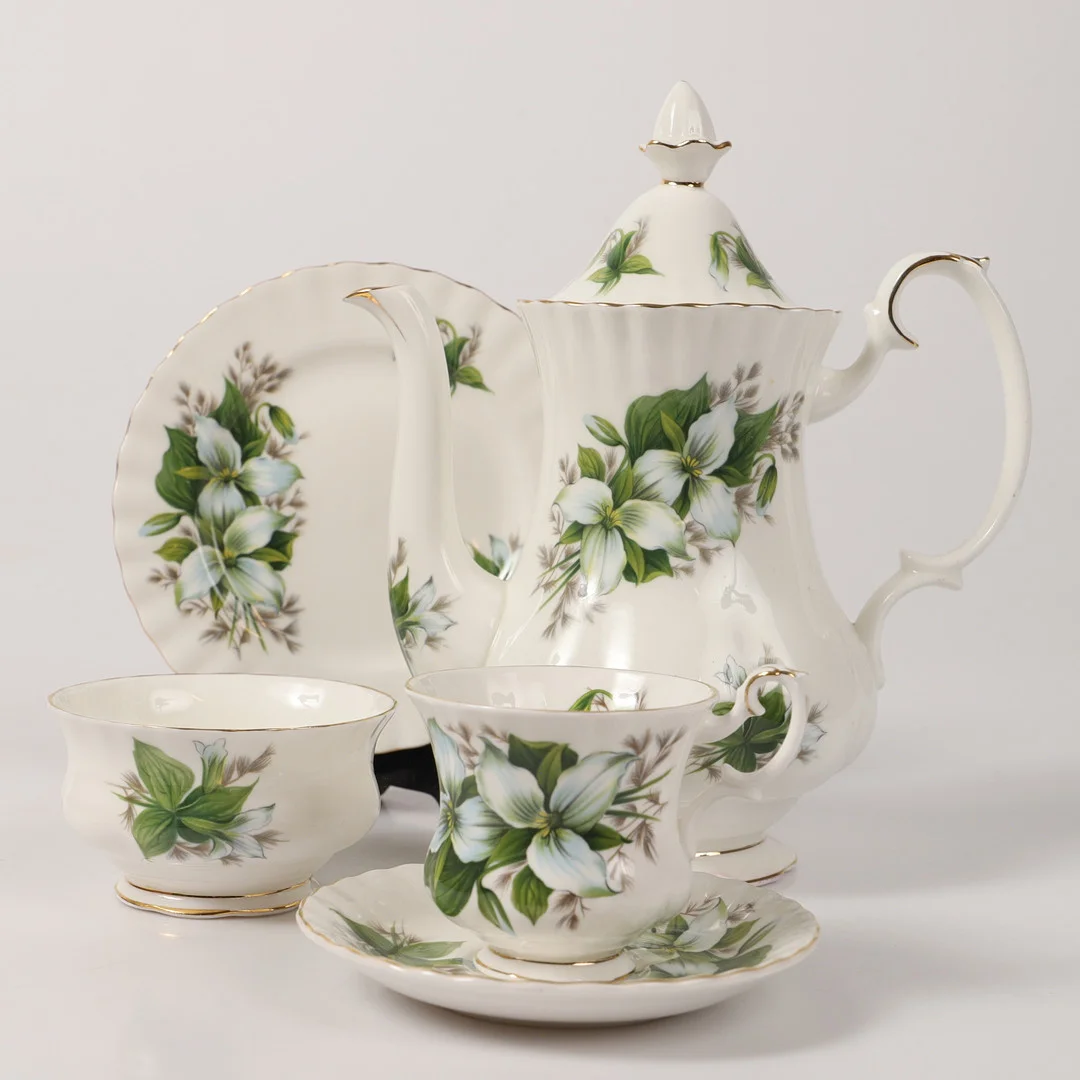 KAFFESERVIS, 36 delar, "Trillium", porslin, Royal Albert, England. — Tableware — Helsingborgs Auktionskammare