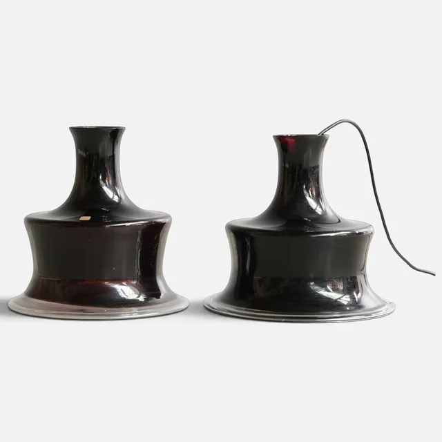 MICHAEL BANG (1942-2013). Et par pendler af aubergine-farvet glas. Udført og mærket hos Holmegaard, model 'Sonate'. 20. årh. anden halvdel (2).
