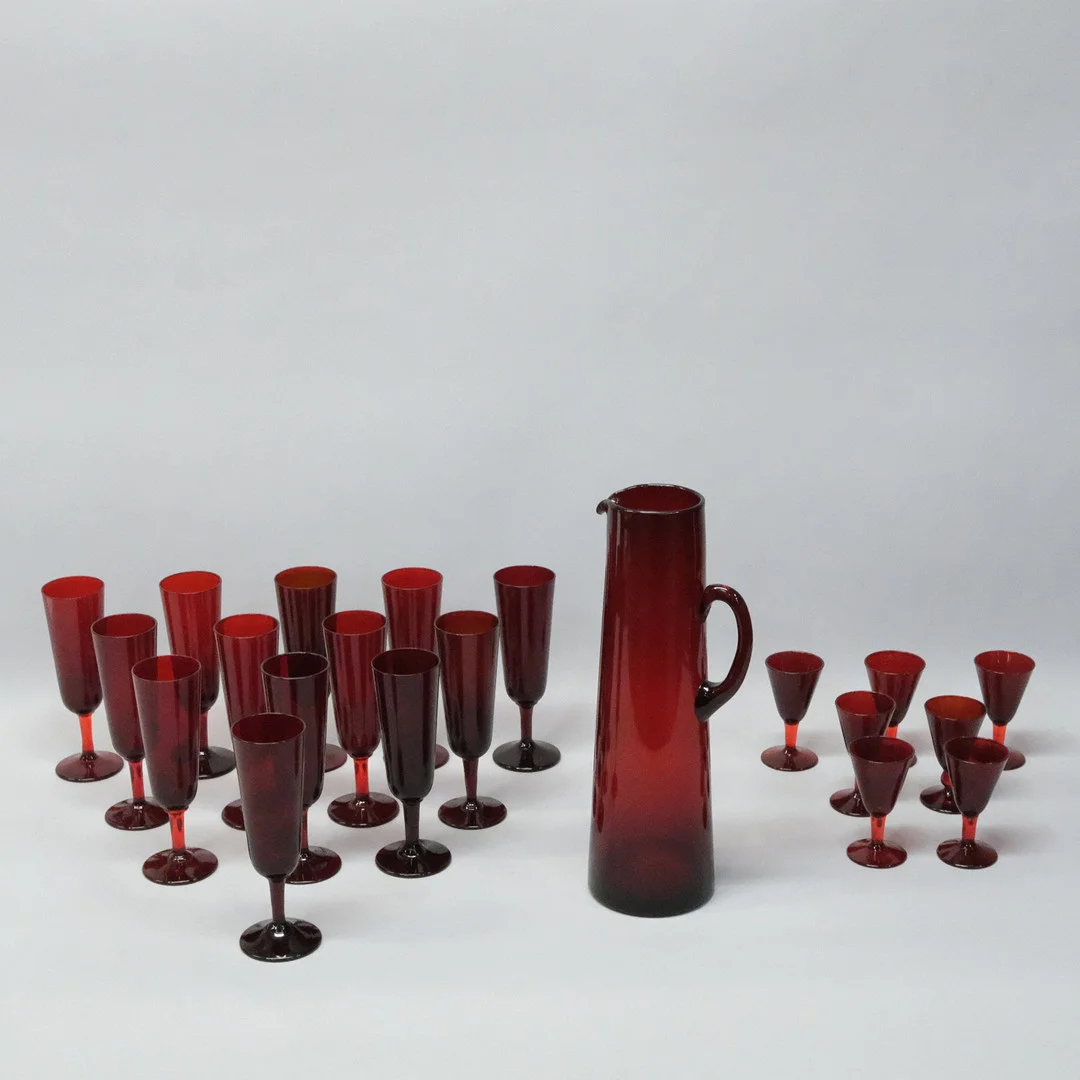 MONICA BRATT. REIMYRE KARAFF, SNAPSGLAS OCH CHAMPAGNEGLAS, 21 DELAR. — Utility glass — Björnssons Auktionskammare