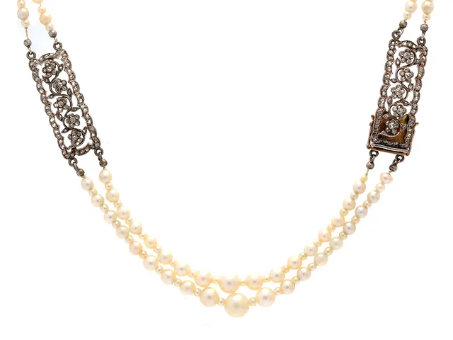 PÄRLCOLLIER, odlade och orientaliska pärlor, 2-radigt, ca 2,50-7,50 mm, lås och smyckedel i 18K guld/silver, ca 168 rosenstenar, längd 41,5 cm, skadade diamanter, 4 diamanter saknas, svaga fattningar, lagning, tennlödningar, i behov av omträdning.