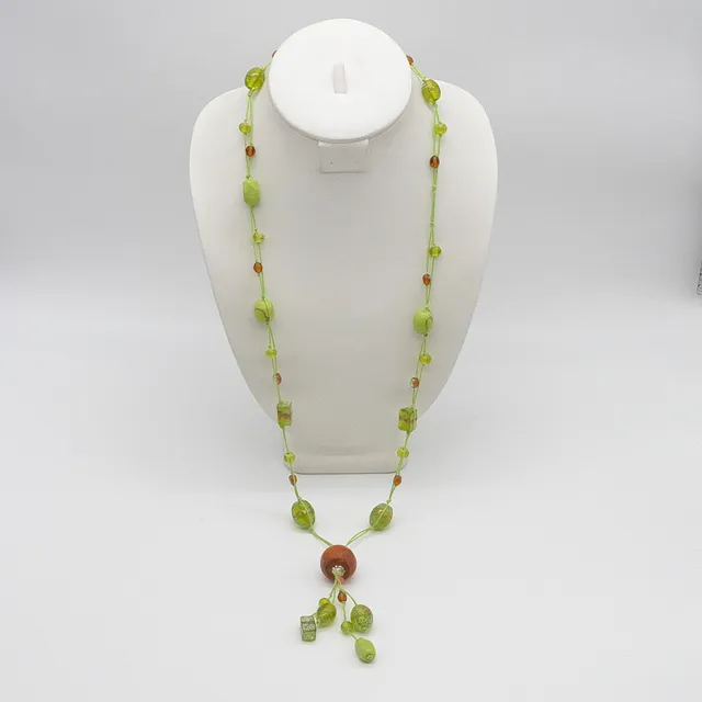 HANDGEMACHTES COLLIER MIT MURANO GLAS PERLEN, GRÜN UND BRAUN, MIT GOLDFLITTER, VINTAGE.