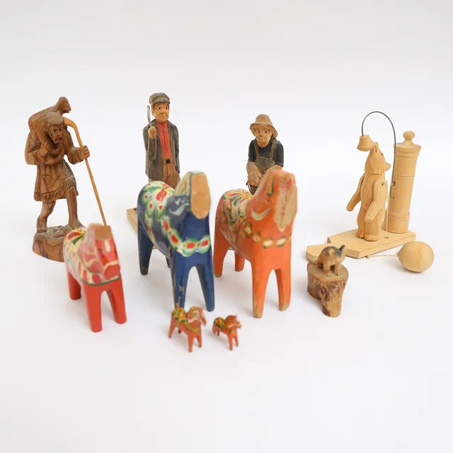 TRÄSKURNA FIGURER, 10st, Dalahästar, figurer delvis 1900-talets första hälft, några signerade.