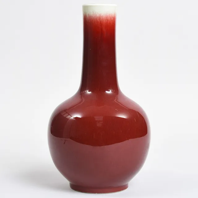 KINESISK VASE Dekoreret med "Sang de Boeuf" okseblodsglasur. 20. århundrede.