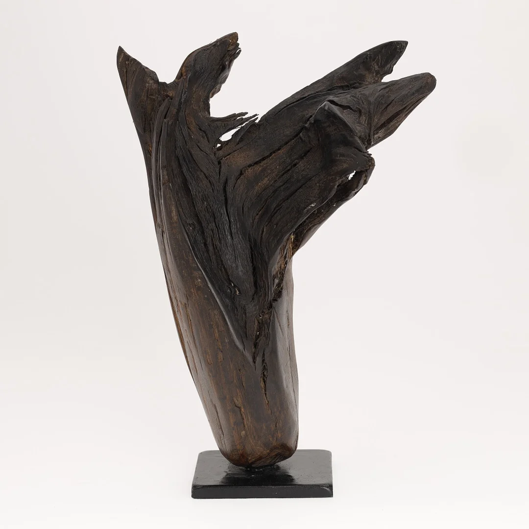 Skulptur i moseeg, base af sortbemalet metal, Danmark. — Sculptures & Bronzes — Palsgaard Kunstauktioner
