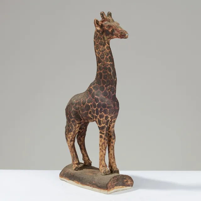 Giraf, skulptur af glaseret lertøj, signeret.