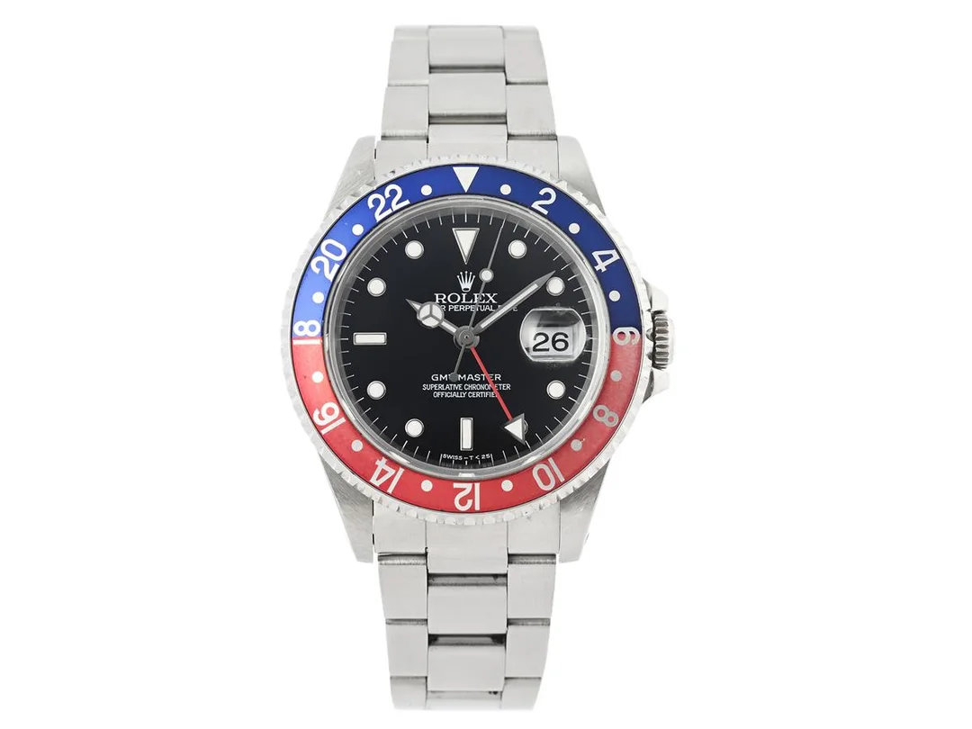 ROLEX, Oyster Perpetual Date, GMT-Master (Swiss-T<25), Chronometer, Ref nr. 16700, Serie nr. T655660, Cal 3175, Verk nr. 7565886, Boett nr. 16700, herrur, 40 mm, stål, automatisk, safirglas (nagg), datum, 24-timmarsvisning, defekt (behov av service), Oysterlocklänk, Ref nr. 78790-Z3/501 B, cert, juli 1997, box (ej komplett). — Klockor/Rolex — Kaplans