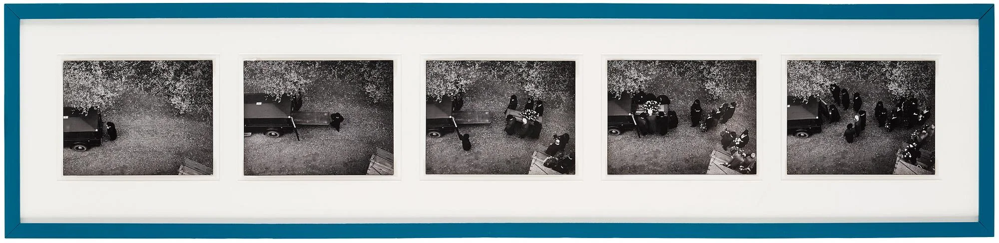 Sune Jonsson, "Begravningsfölje, Nyåker, Nordmalings socken, 1956", ur "Byn med det blå huset". — Bukowskis