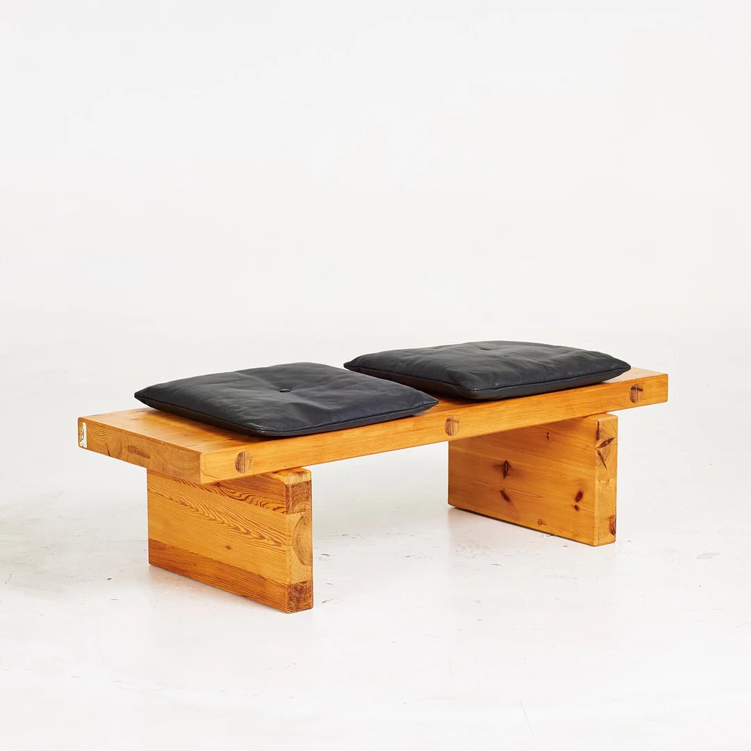 SVEN LARSSON. Bänk, Möbel-Shop Sven Larsson, lackerad furu, två dynor svart skinn. — Sofas & Seatings — Stockholms Auktionsverk Sickla