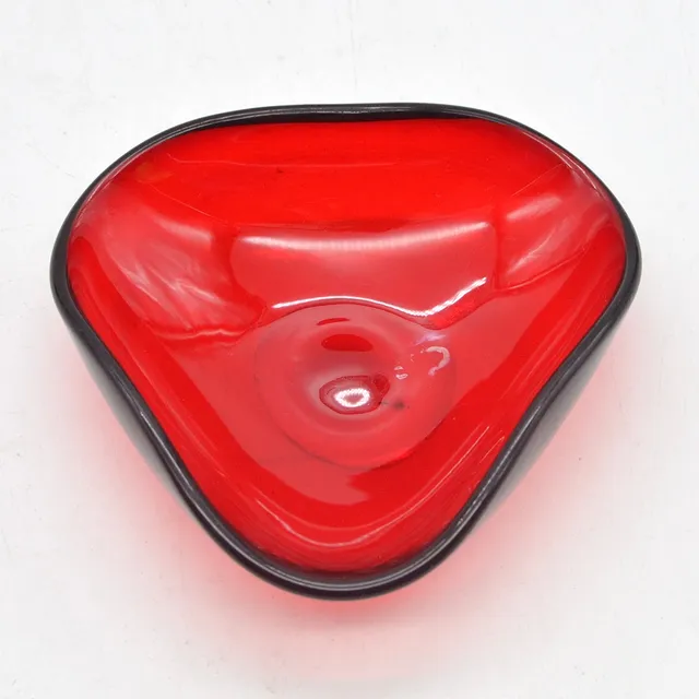 MURANO GLAS SCHALE, DREIECKIGE GRUNDFORM, ROT, ITALIEN, UM 1950.