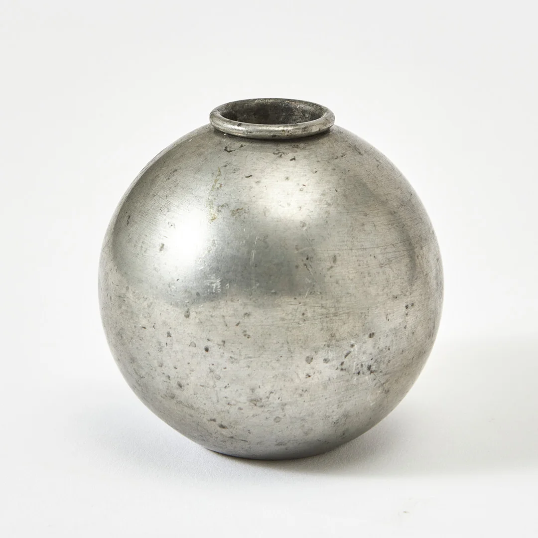 NILS FOUGSTEDT. Klotvas, modell 1477, Firma Svenskt Tenn, Stockholm 1930, tenn. — Pewter, Brass & Copper — Stockholms Auktionsverk Magasin 5