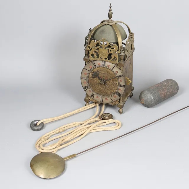 A 17TH CENTURY STYLE ENGRAVED BRASS LANTERN CLOCK.