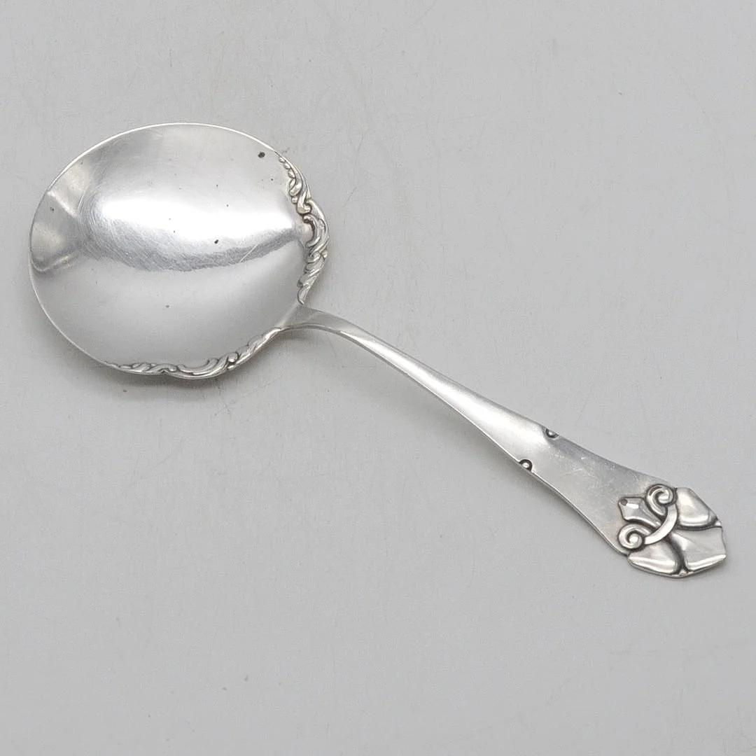 JUGENDSTIL SERVIERLÖFFEL MIT FLACHER KELLE, VERSILBERT, UM 1910-1920, WOHL DÄNEMARK, KOPENHAGEN, "A.B.". — Silver plated — Kunst- und Auktionshaus Kleinhenz