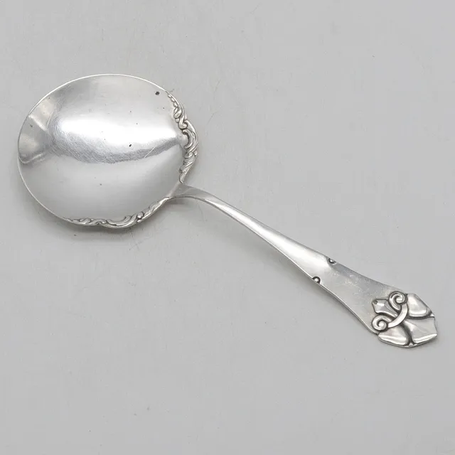 JUGENDSTIL SERVIERLÖFFEL MIT FLACHER KELLE, VERSILBERT, UM 1910-1920, WOHL DÄNEMARK, KOPENHAGEN, "A.B.".