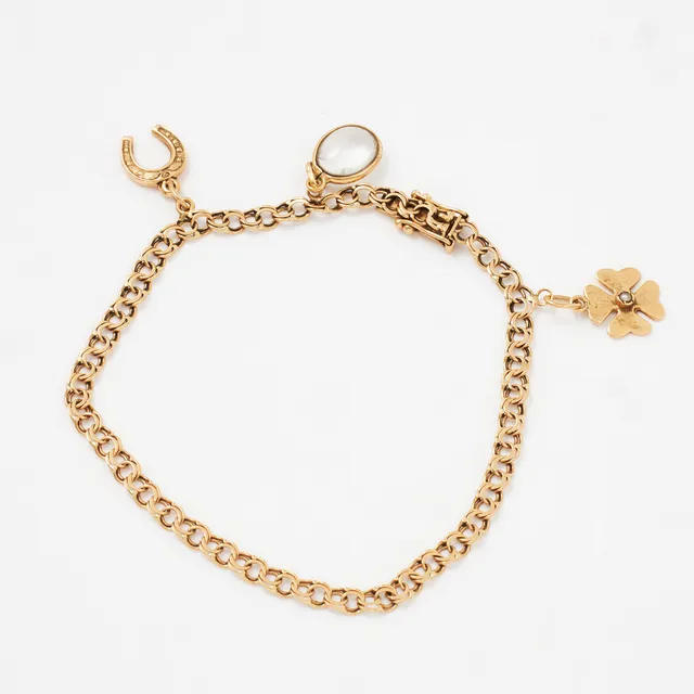 ARMBAND, 18 k guld, Bismarck, med 3 berlocker, Guldsmed H Michelsson Eftr., Stockholm 1961.