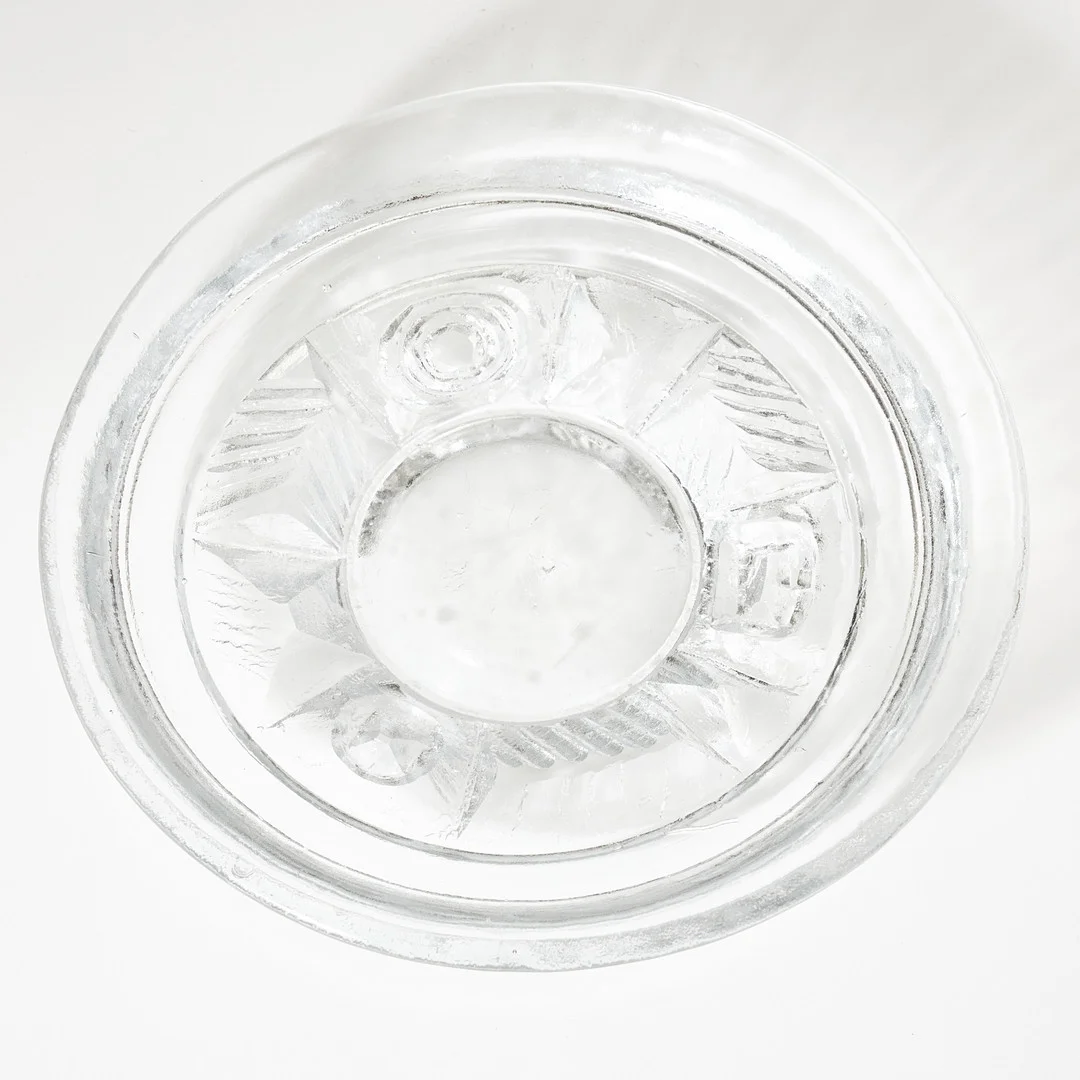 CHRISTER SJÖGREN. Skål, Lindshammars Glasbruk, 1960-tal, gjuten glasmassa i klarglas med geometrisk dekor. — Art glass — Stockholms Auktionsverk Magasin 5