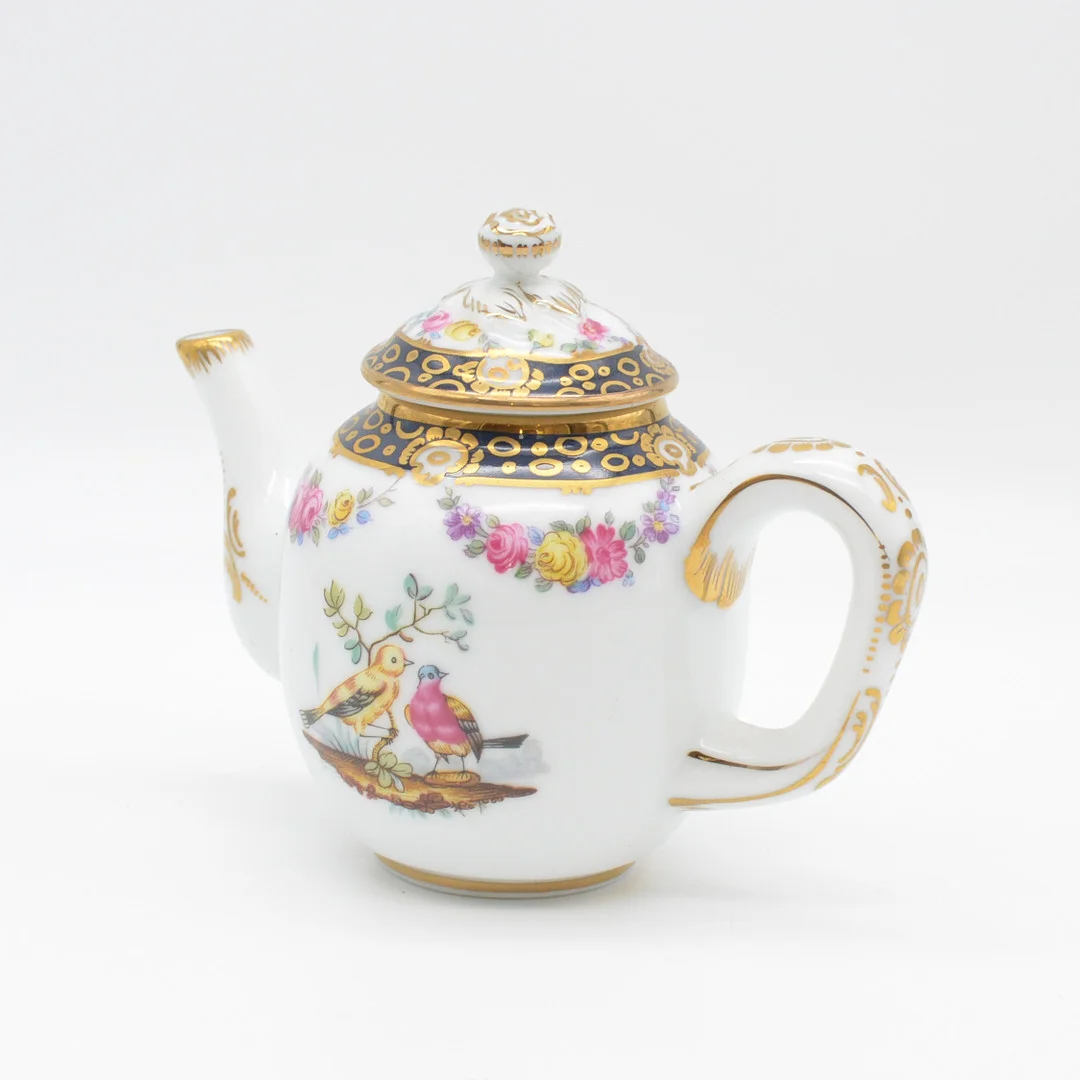 VINTAGE 1985 FRANKLIN MINT TOURNAY MINIATUR TEEKANNE - FEINES PORZELLAN - VICTORIA AND FRANKLIN MUSEUM - DECKEL TEEKANNE - SINGLE SERVE. — European — Kunst- und Auktionshaus Kleinhenz