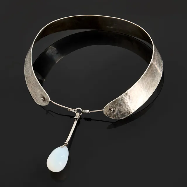 VIVIANNA TORUN BÜLOW-HÜBE (1927-2004). Halsring med hänge, egen studio, sterlingsilver med glaspendant, 1950-tal.