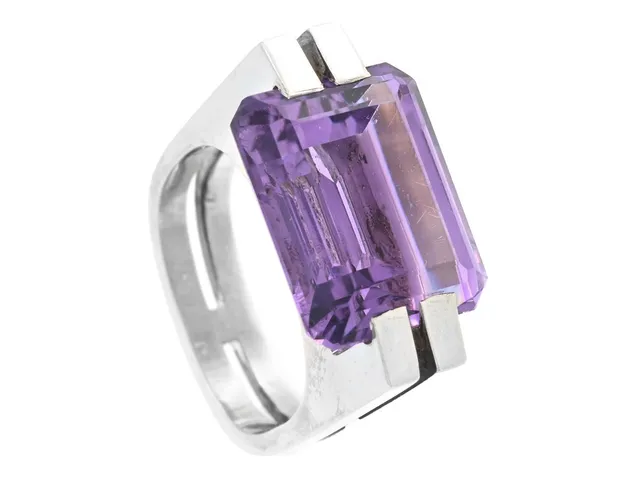 REY URBAN, ring, sterlingsilver, smaragdslipad ametist, Stockholm 1979, stl 15,5 mm, vikt 7,6 g. (d)
