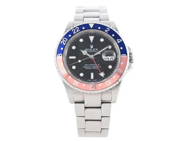 ROLEX, Oyster Perpetual Date, GMT-Master II (Swiss Made), Chronometer, Ref nr. 16710 T, Serie nr. F416259, Cal 3185, Verk nr. 3 0216033, Boett nr. 2180, herrur, 40 mm, stål, automatisk, safirglas (nagg), datum, 24-timmarsvisning, Oysterlocklänk, viklås, Ref nr. 78790A-CL2/AD, servad januari 2026, cert, juli 2004, box, ytterkartong.
