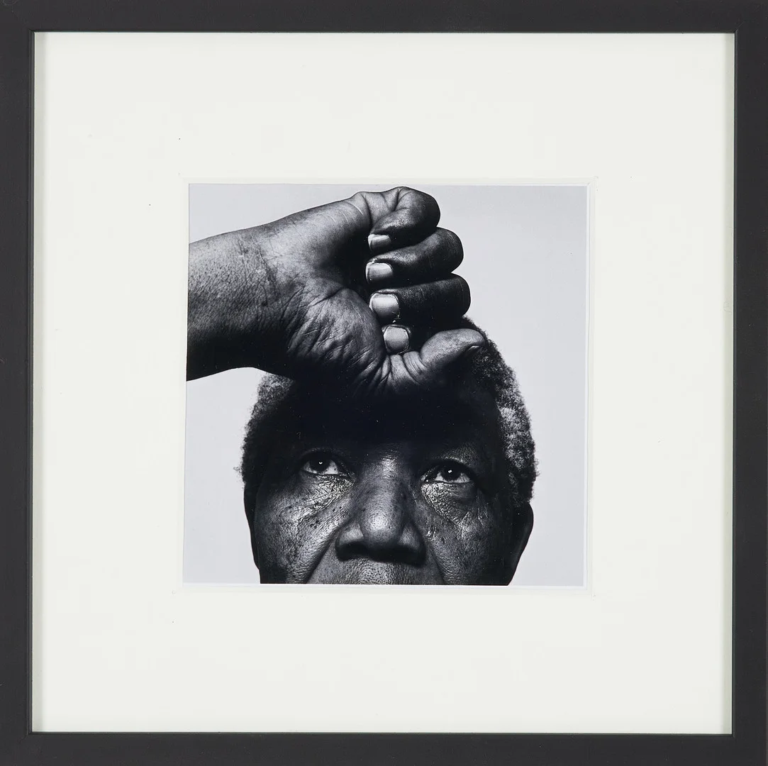 HANS GEDDA. Fotografi, "Nelson Mandela. Stockholm, Sweden, 1990" utgiven av World Press Photo/Magnum Photos. Signerad H.Gedda på etikett a tergo. — Photography — Stockholms Auktionsverk Sickla