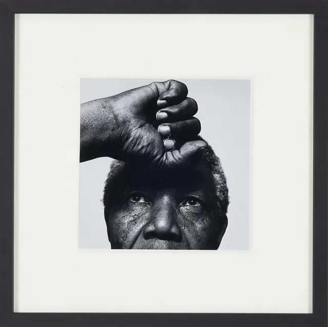 HANS GEDDA. Fotografi, "Nelson Mandela. Stockholm, Sweden, 1990" utgiven av World Press Photo/Magnum Photos. Signerad H.Gedda på etikett a tergo.