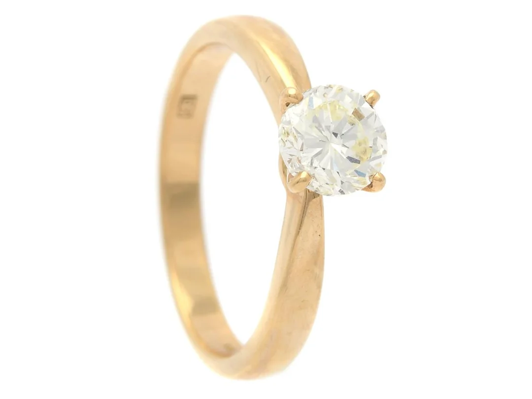 ENSTENSRING, 18K guld, briljantslipad diamant ca 1,01 ct, ca Ca(M)/skada på kuletten, diamanten har tjock rondist,stl 17,5 mm, vikt 3,9 g. — Smycken/Enstensring — Kaplans