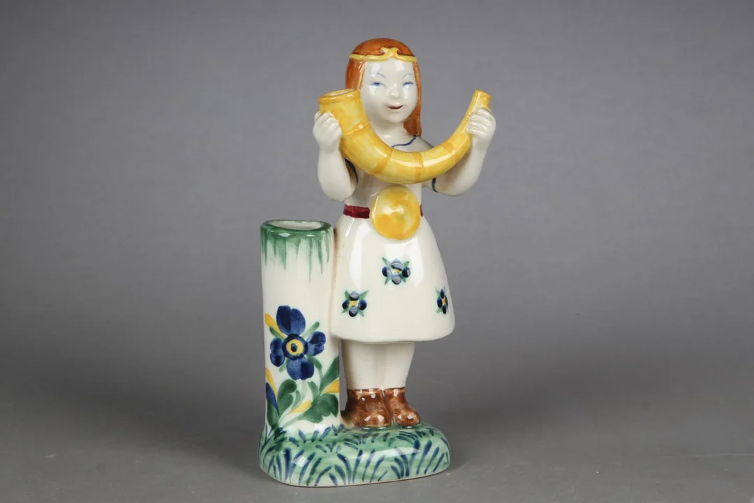 Aluminia. Pigen med guldhornet børnehjælpsdagen 1964 — Glass, porcelain and ceramics/Figures — Lauritz