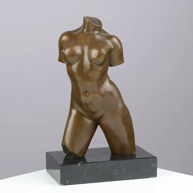 ARISTIDE MAILLOL (1861-1944). EFTER. Bronzefigur i form af kvindetorso monteret på en sokkel af sort marmor, 20/21 årh.