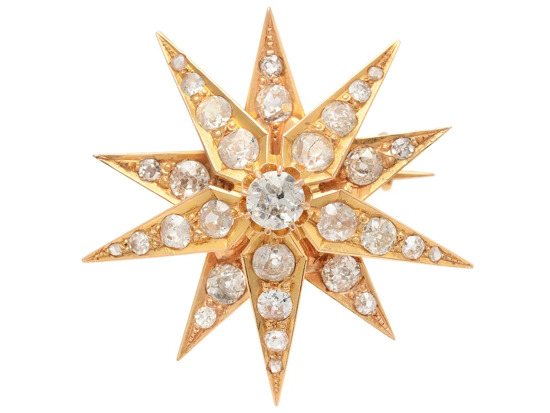 BROSCH, 18K guld, gammal- och rosenslipade diamanter ca 2,50 ctv, ca Cr/P, antik, stjärna, diameter 3,6 cm, vikt 9,5 g, mittstenen är ca 0,50 ct. — Smycken/Brosch — Kaplans
