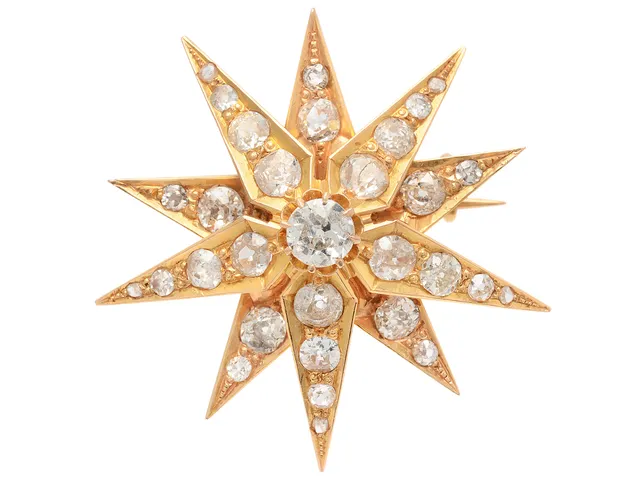 BROSCH, 18K guld, gammal- och rosenslipade diamanter ca 2,50 ctv, ca Cr/P, antik, stjärna, diameter 3,6 cm, vikt 9,5 g, mittstenen är ca 0,50 ct.