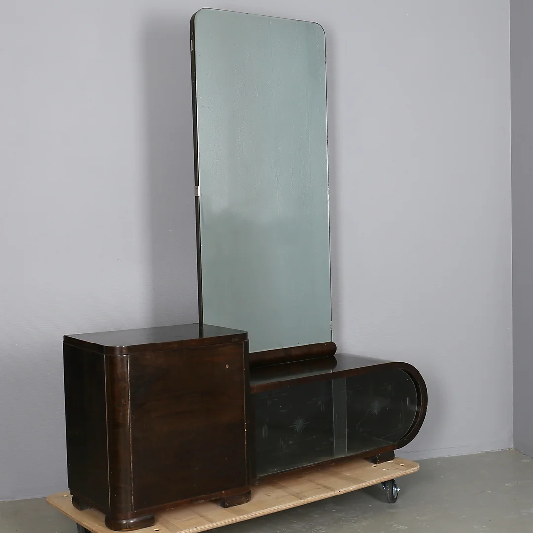 SOVRUMRUMSMÖBEL i art deco-stil. 1920-tal. — Cupboards, Cabinets & Shelves — Garpenhus Auktioner