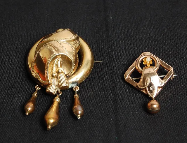BROSCHER, 2 st, 1900-talets första hälft.