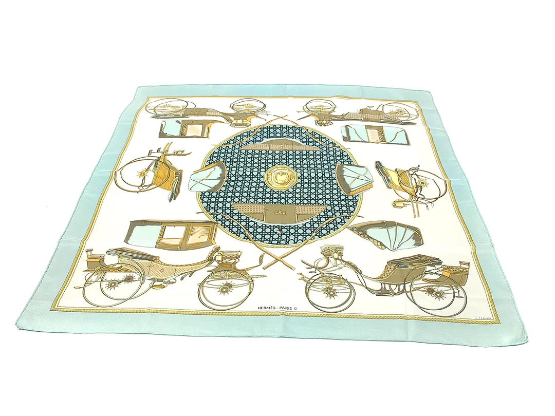 SCARF, HERMÈS Les Voitures a Transformation Francoise de la Perriere 100% siden 90c90 cm mintgrön/creme/gul några små hål några små fläckar — Accessoarer/Scarves — Kaplans
