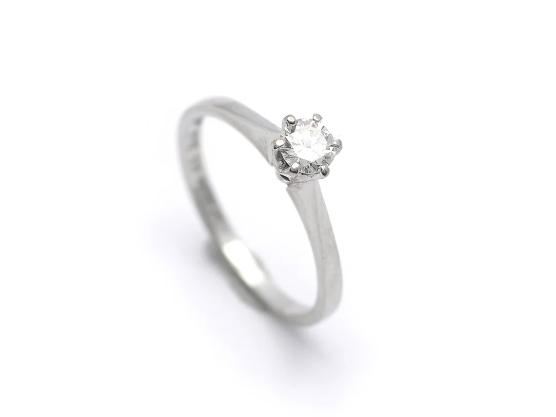 ENSTENSRING, 18K vitguld, briljant 0,30 ct, ca TW/VS. stl 17,25 mm, Stockholm 1961, vikt 2,5 g. — Smycken/Enstensring — Kaplans
