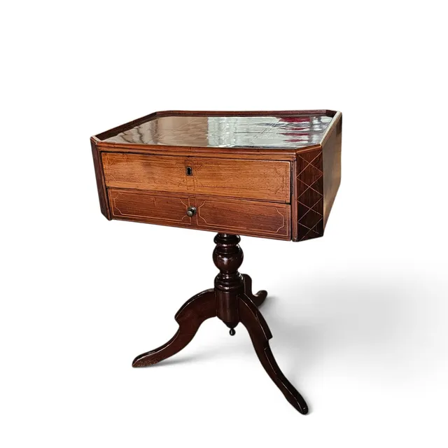 Mesa con sobre de tablero de ajedrez taraceado en madera. Con 2 cajones.