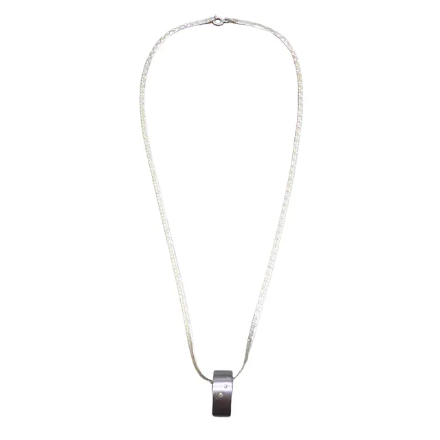 HALSKETTE AUS 925ER SILBER MIT ANHÄNGER UND ZWEI ZIRKONIA-STEINEN.