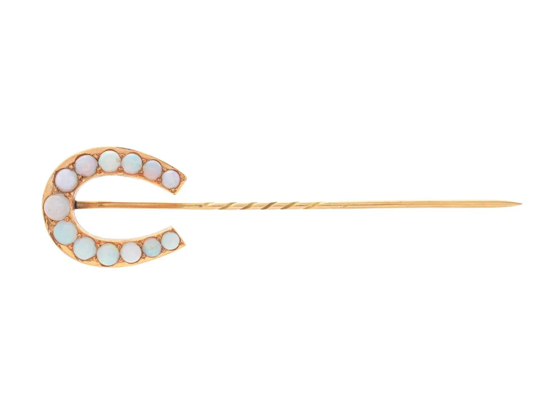 KRAVATTNÅL, 18K guld, cabochonslipade opaler, Emil Möller, Malmö 1899, vikt 3,1 g, ask. — Smycken/Brosch — Kaplans